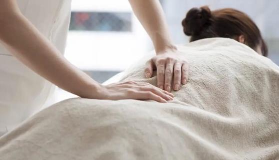 精油開(kāi)背拓客方案，向客人介紹精油開(kāi)背