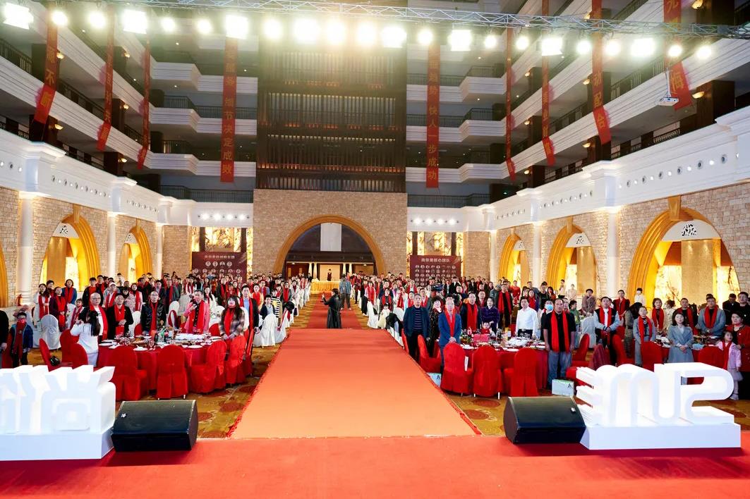 盛會(huì)開(kāi)始前，全場(chǎng)人員起立奏唱國(guó)歌