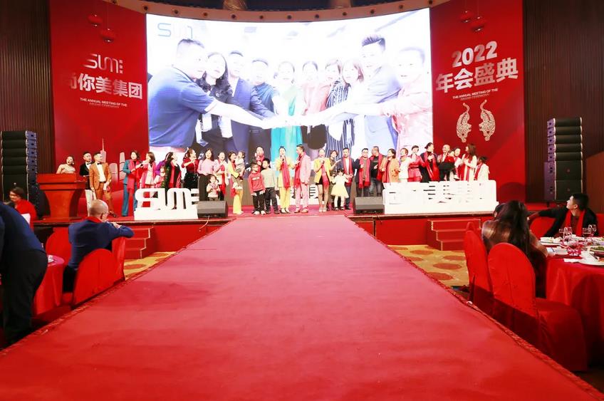 年度盛典的收尾，以尚你美四大聯(lián)合創(chuàng)始人、二十多位聯(lián)創(chuàng)股東攜全場(chǎng)嘉賓演唱【為愛(ài)而來(lái)】而圓滿(mǎn)落幕