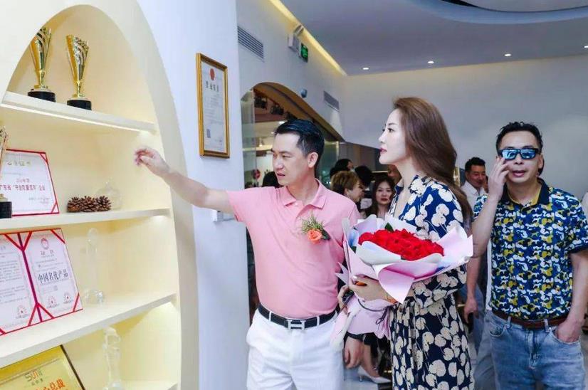 美容院整店加盟，開美容院加盟哪個(gè)品牌？