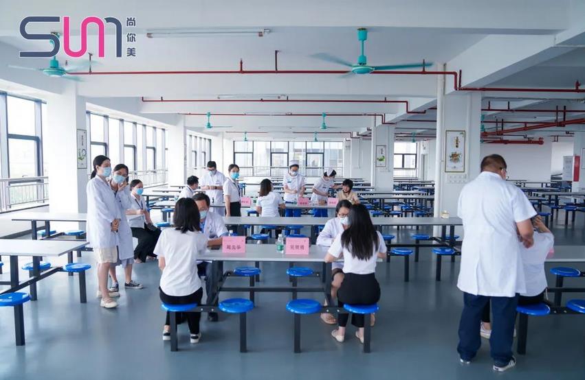 南方醫(yī)科大學(xué)中西醫(yī)結(jié)合醫(yī)院專家團(tuán)隊(duì)為尚你美集團(tuán)員工們展開義診活動(dòng)