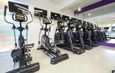 健身房里邊交流邊發(fā)名片