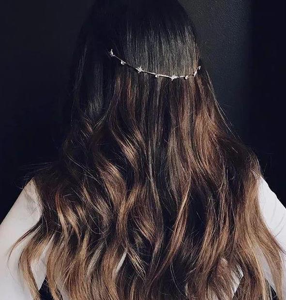 二、美發(fā)店裝修過于大眾化，缺乏獨特性