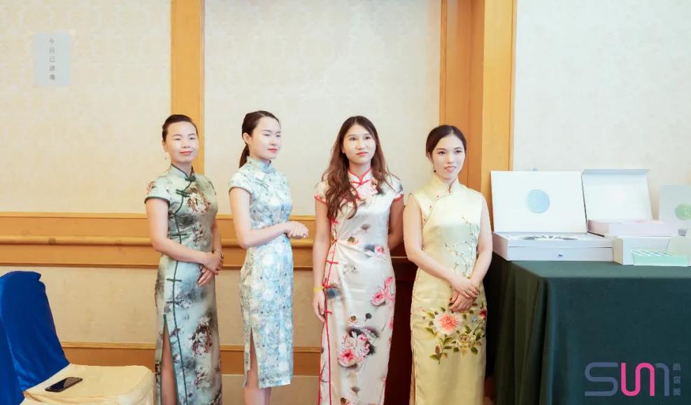 穿著古風飄飄的模特手拿著羽茜膚產(chǎn)品緩緩走下臺