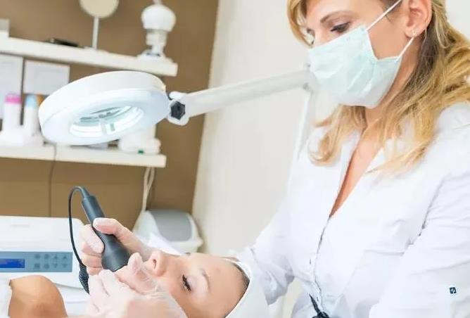 如何做好美容院?jiǎn)T工的績(jī)效考核？