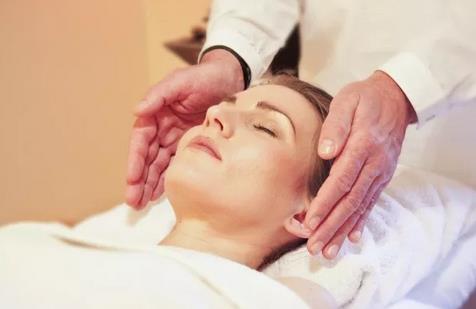 顧客說：黑頭是怎么形成的？用什么方法祛除