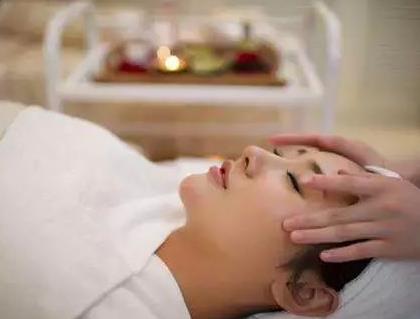 美容院做頭療的好處和功效