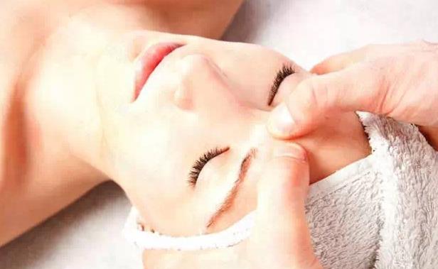 利用美容院內(nèi)、外促銷活動(dòng)，積累新老客戶