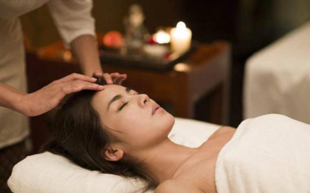 美容院拓客，消費(fèi)者中，無(wú)非有兩種人：沒(méi)有做過(guò)護(hù)理的人，已經(jīng)有護(hù)理場(chǎng)所的人。