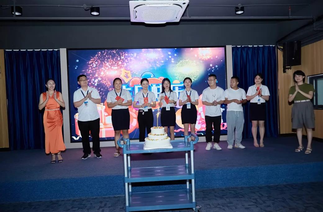 9月份的員工生日會(huì)在現(xiàn)場(chǎng)溫馨召開(kāi)